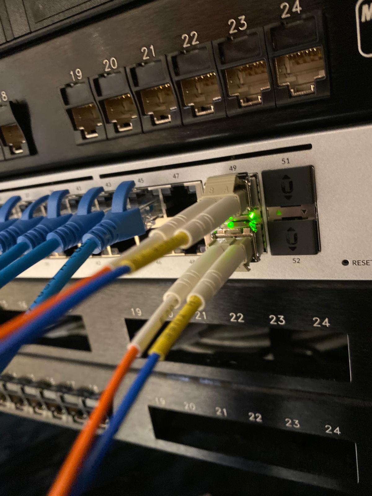 Profissionais instalando cabeamento Cat6 em ambiente corporativo moderno, garantindo conexão rápida e eficiente para empresas em , .